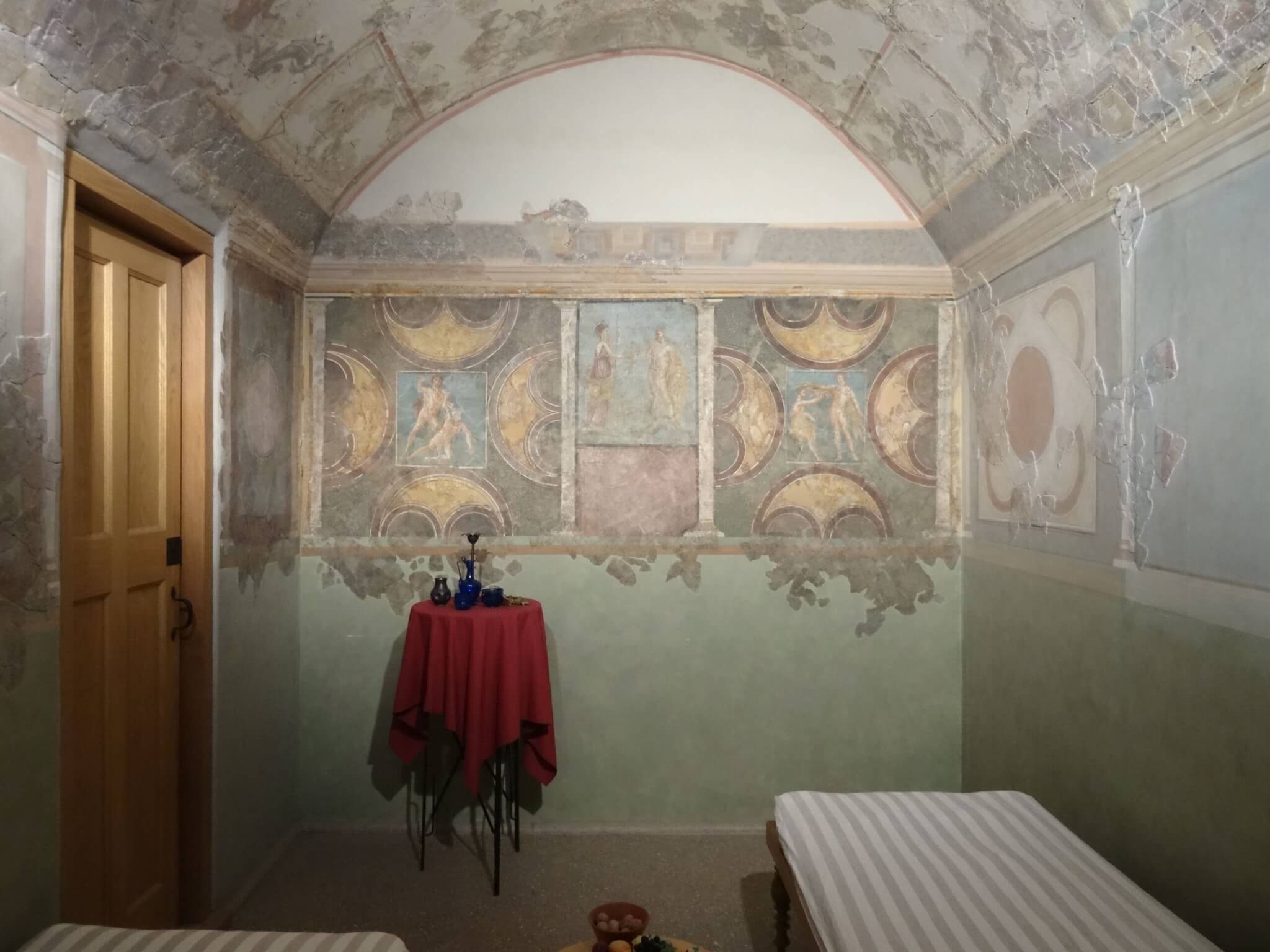 Romeins triclinium fort Saalburg met origineel fresco