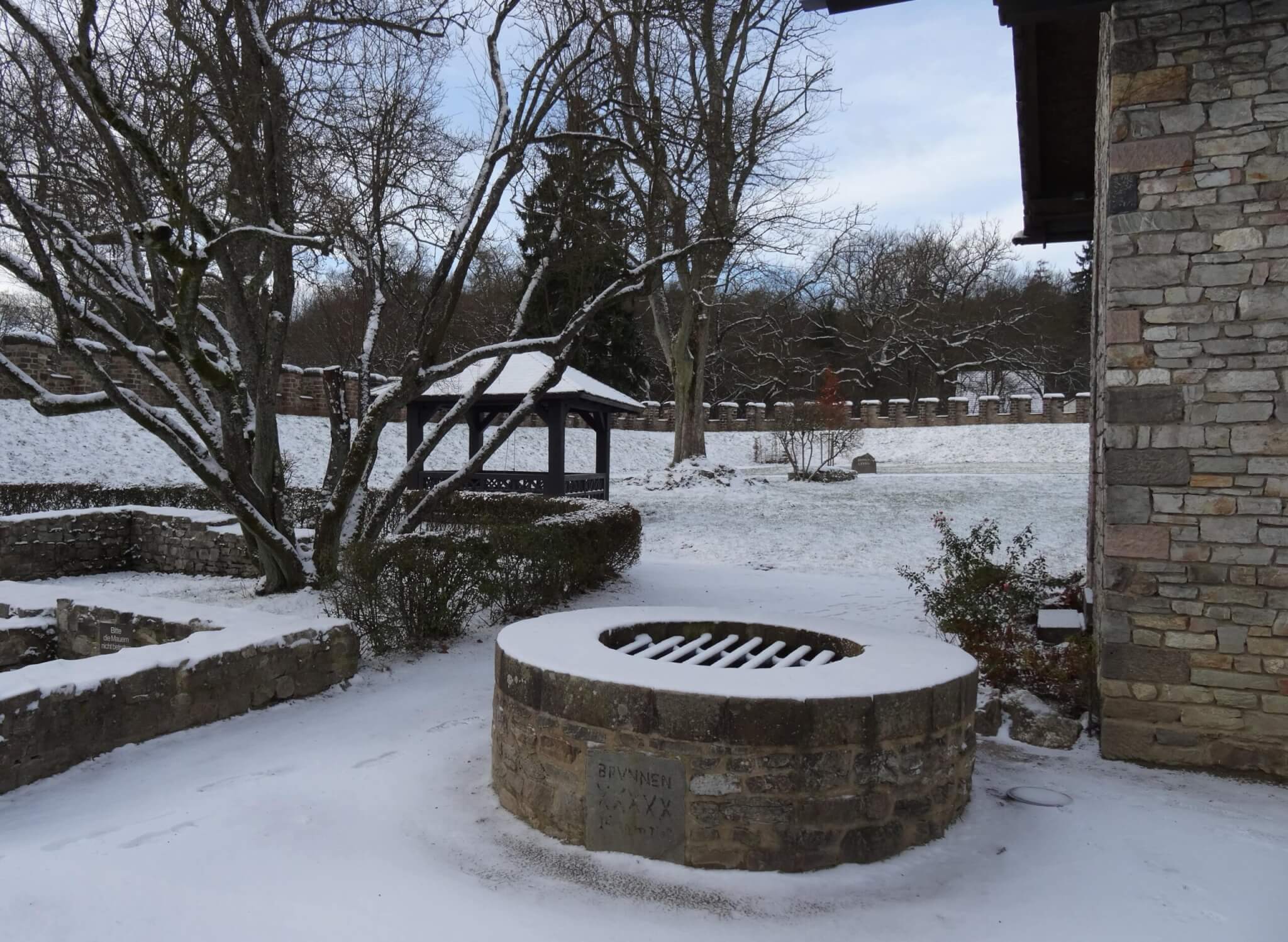 Waterput en deel ommuring legerkamp Saalburg in de sneeuw