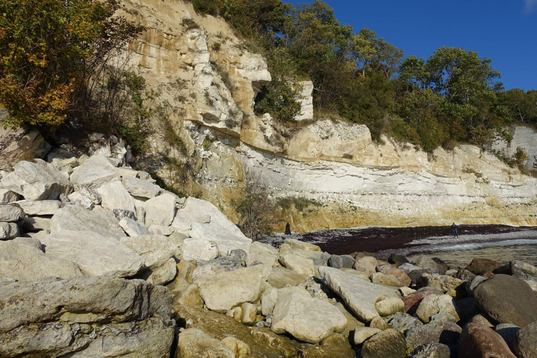 Wit-gele klifwand met een duidelijk waarneembare lijn tussen de twee verschillende gesteenten