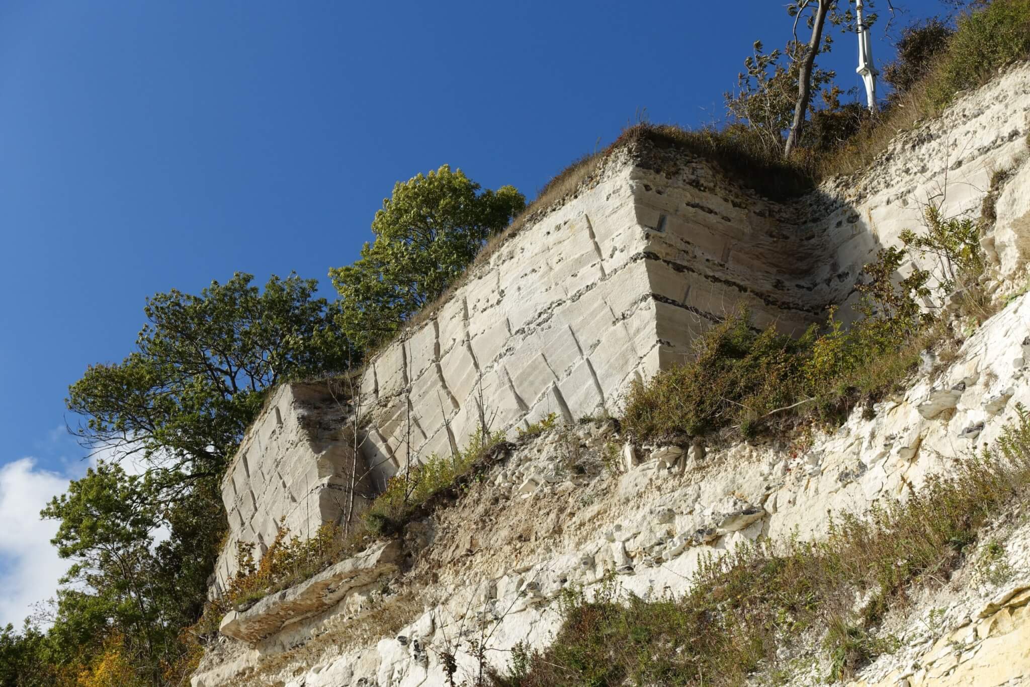 Top van klif met littekens van uitgehakte blokken