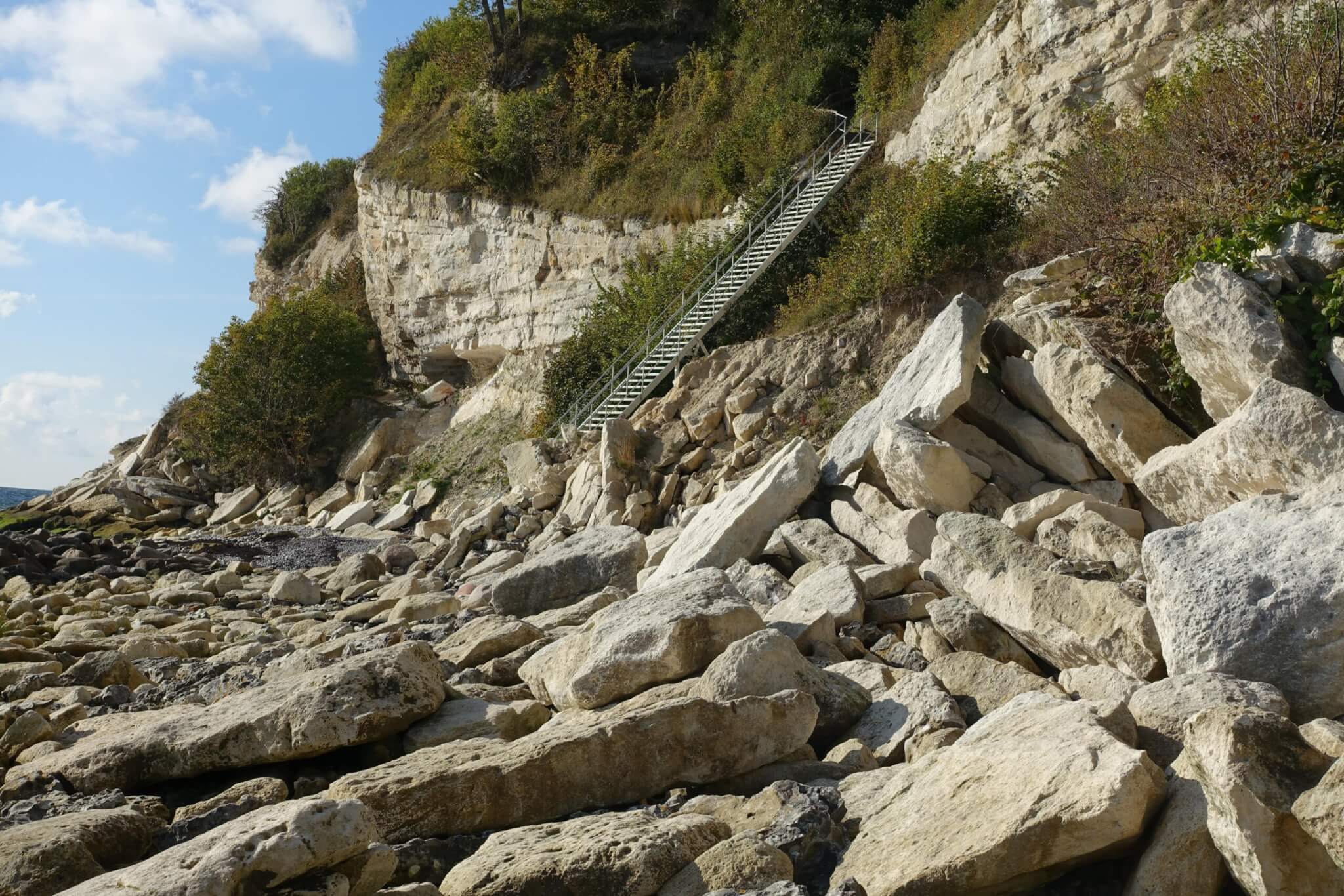 Steile, smalle trap tegen de kalklif van Stevns Klint opgebouwd