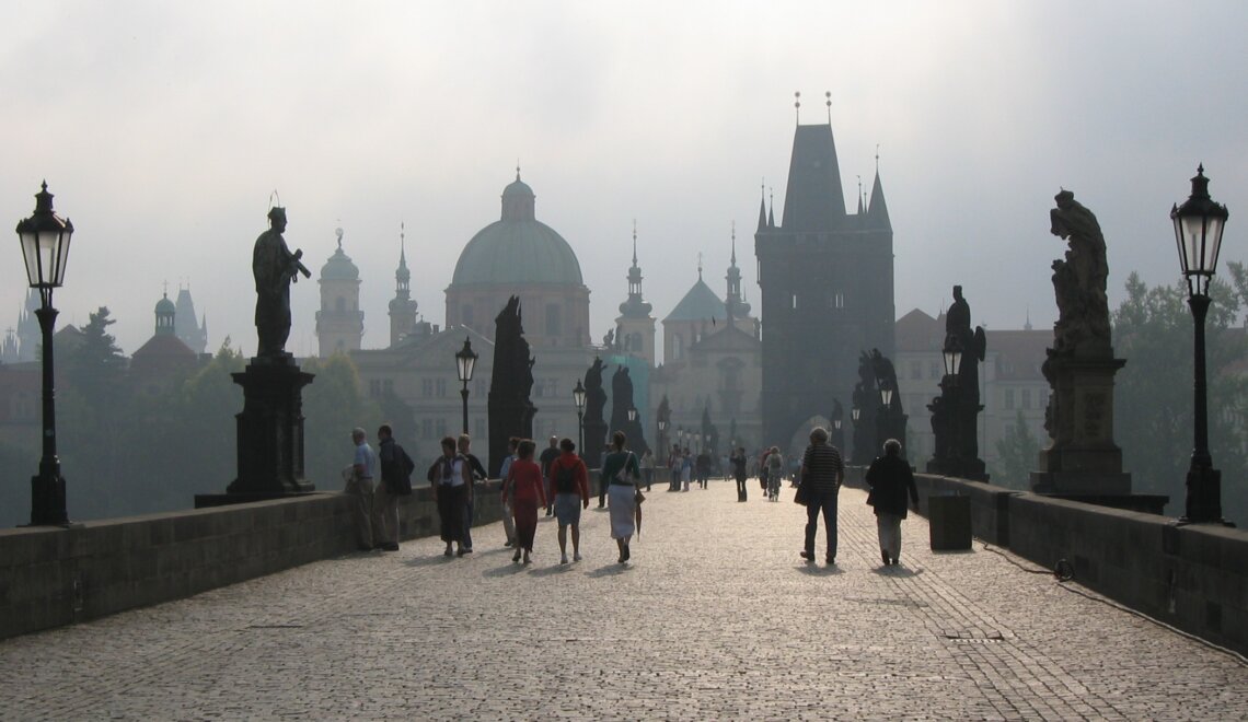 Aaneenschakeling van absurde gebeurtenissen typeren kafkaiaans Praag