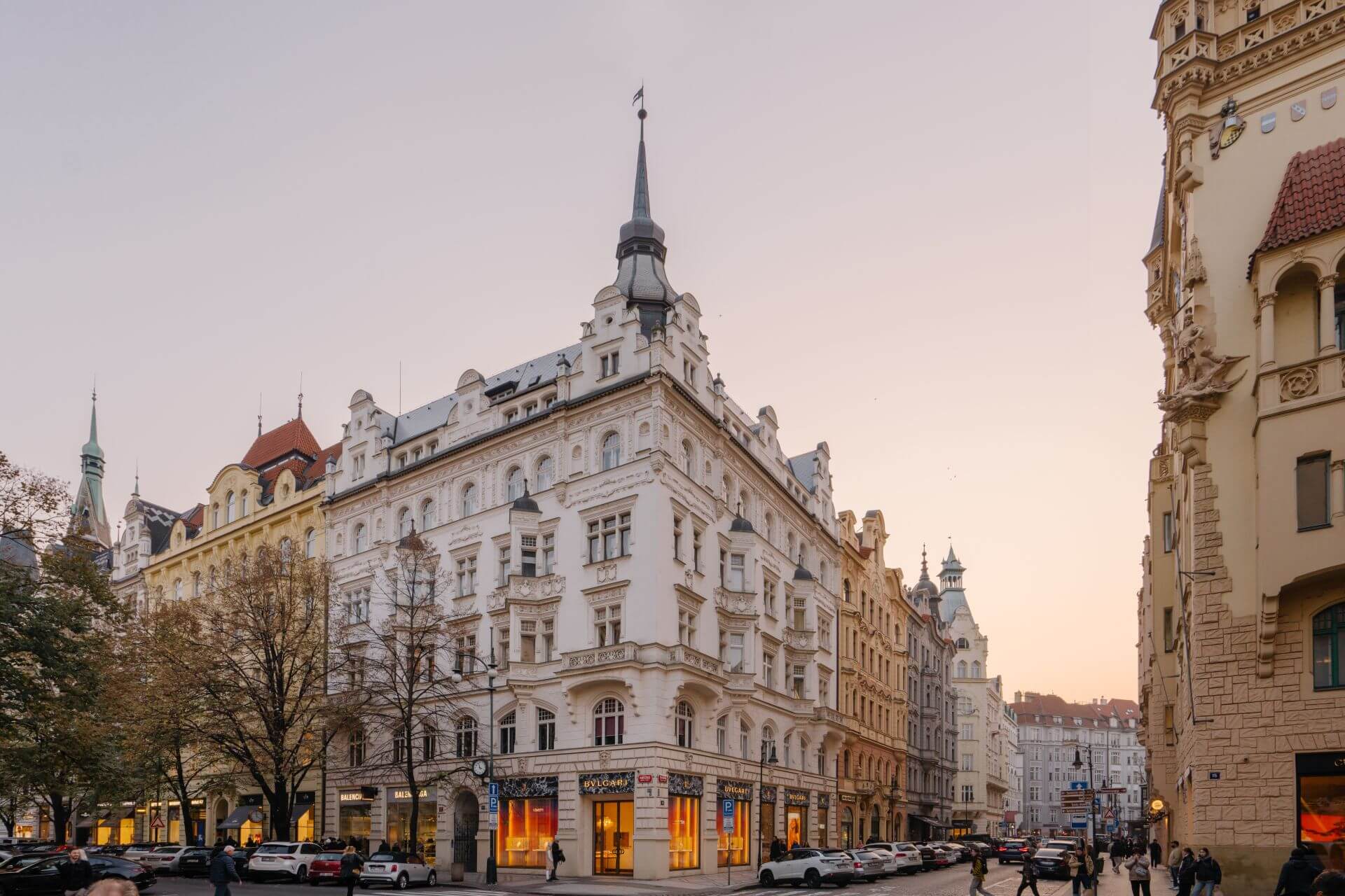 Statige herenhuizen in pasteltinten en Art Nouveaustijl fleuren de Pariszkastraat in Praag op