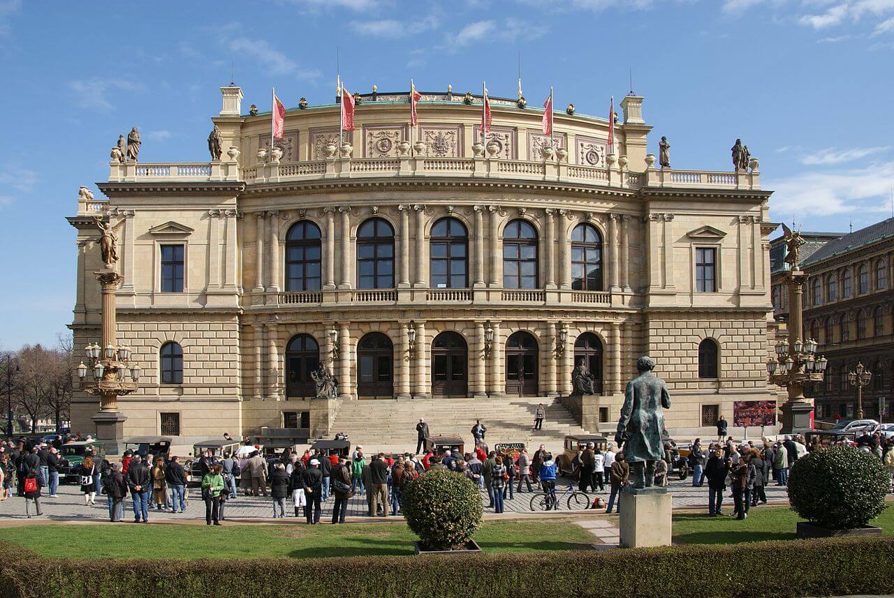 Rudolfinum in Praag met zandstenen kleur, renaissancistische stijl en beeldhouwwerk dat verwijst naar kunst en muziek