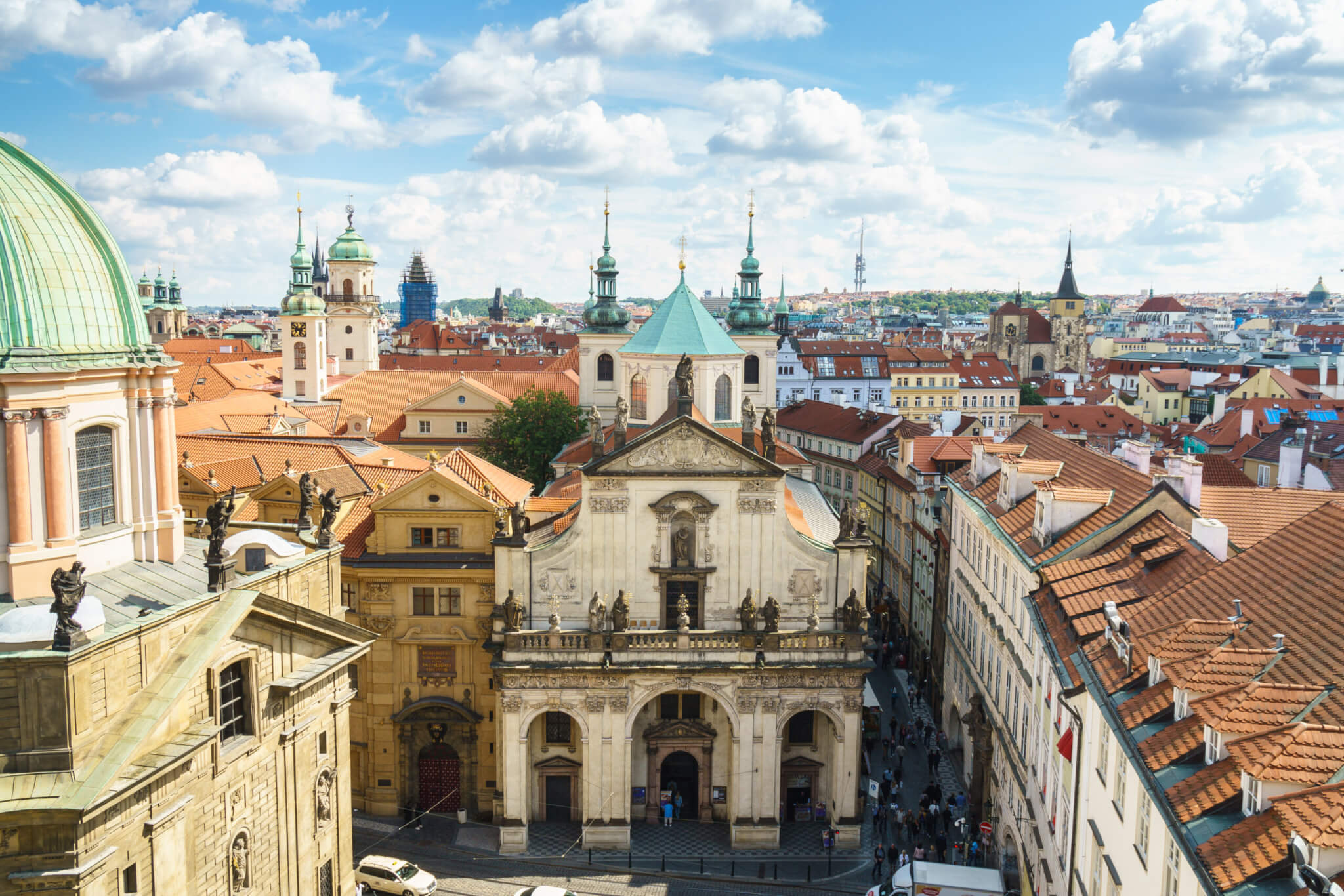 Barokke Sint-Salvadorkerk met een theatrale facade vol beeldhouwwerk 
