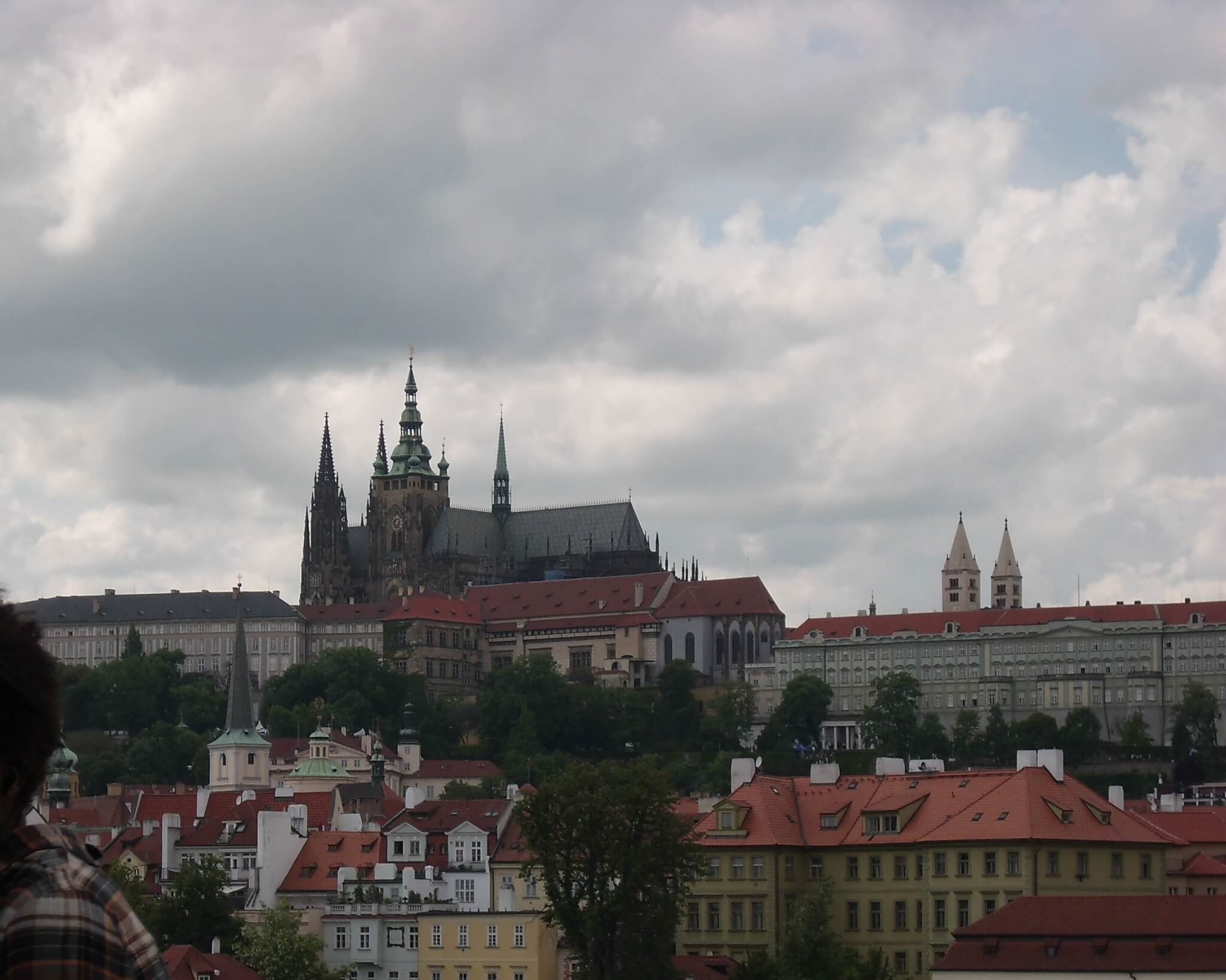 Burcht van Praag met Sint-Vituskathedraal kijken vanaf een heuvel uit over benedenstad