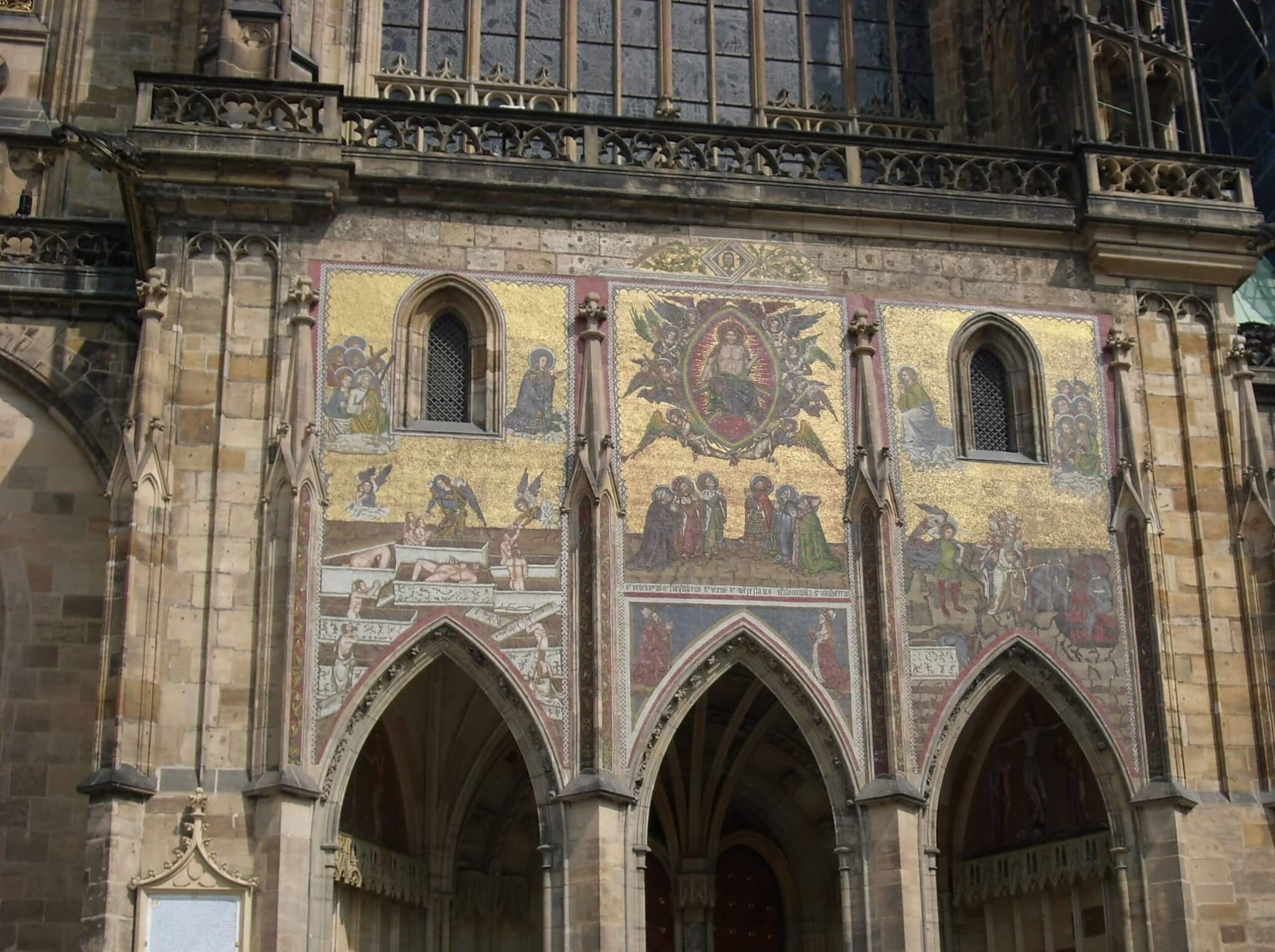 In gouden mozaïeken op de Sint-Vituskathedraal wordt het Laatste Oordeel uit het boek Openbaringen uitgebeeld 