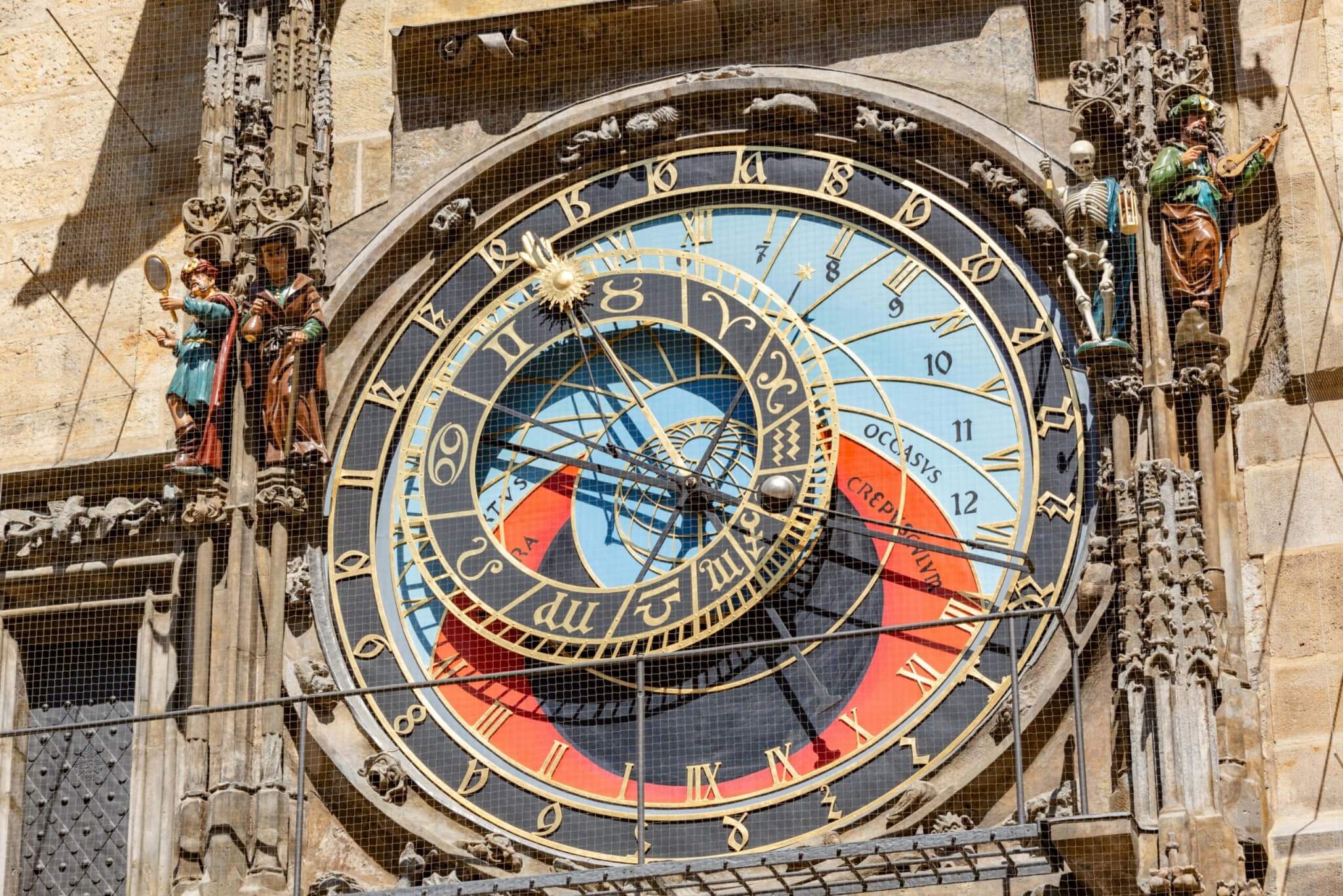 Detail van astronomische klok Praag met zonnewijzer en geflankeerd door kleurrijke sculpturen