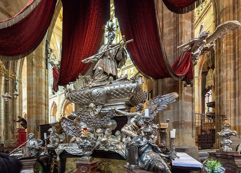Zilveren praalgraf van Johannes van Nepomuk met engelen in ene dramatische, barokke compositie