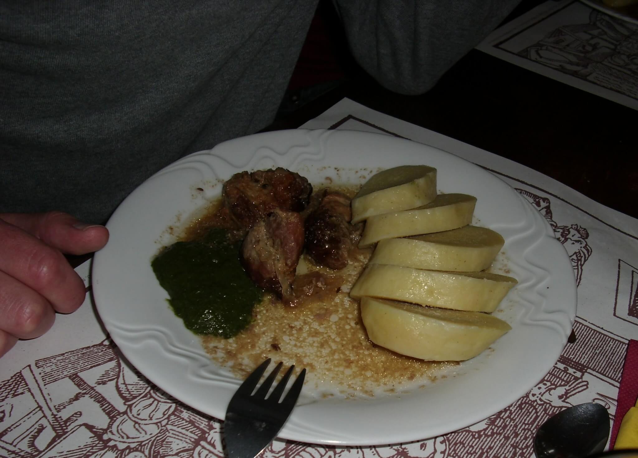 Tsjechisch gerecht met knoedels ne stoofvlees op een bord