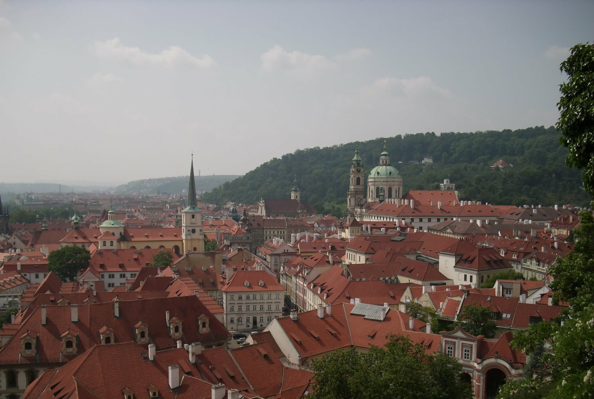 Zicht over Praag met zijn barokke architectuur en rode daken
