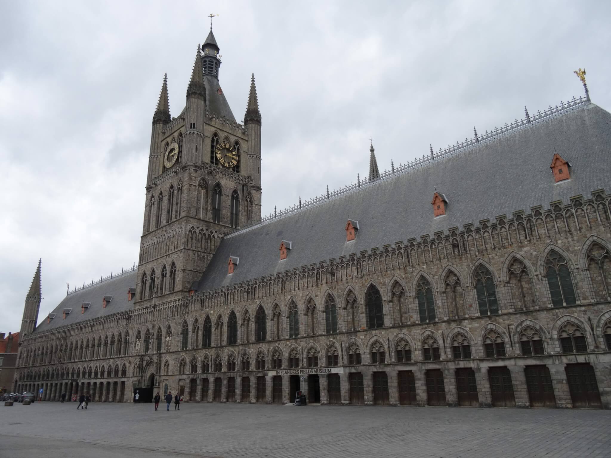 Gotische voorgevel Lakenhal Ieper met belfort