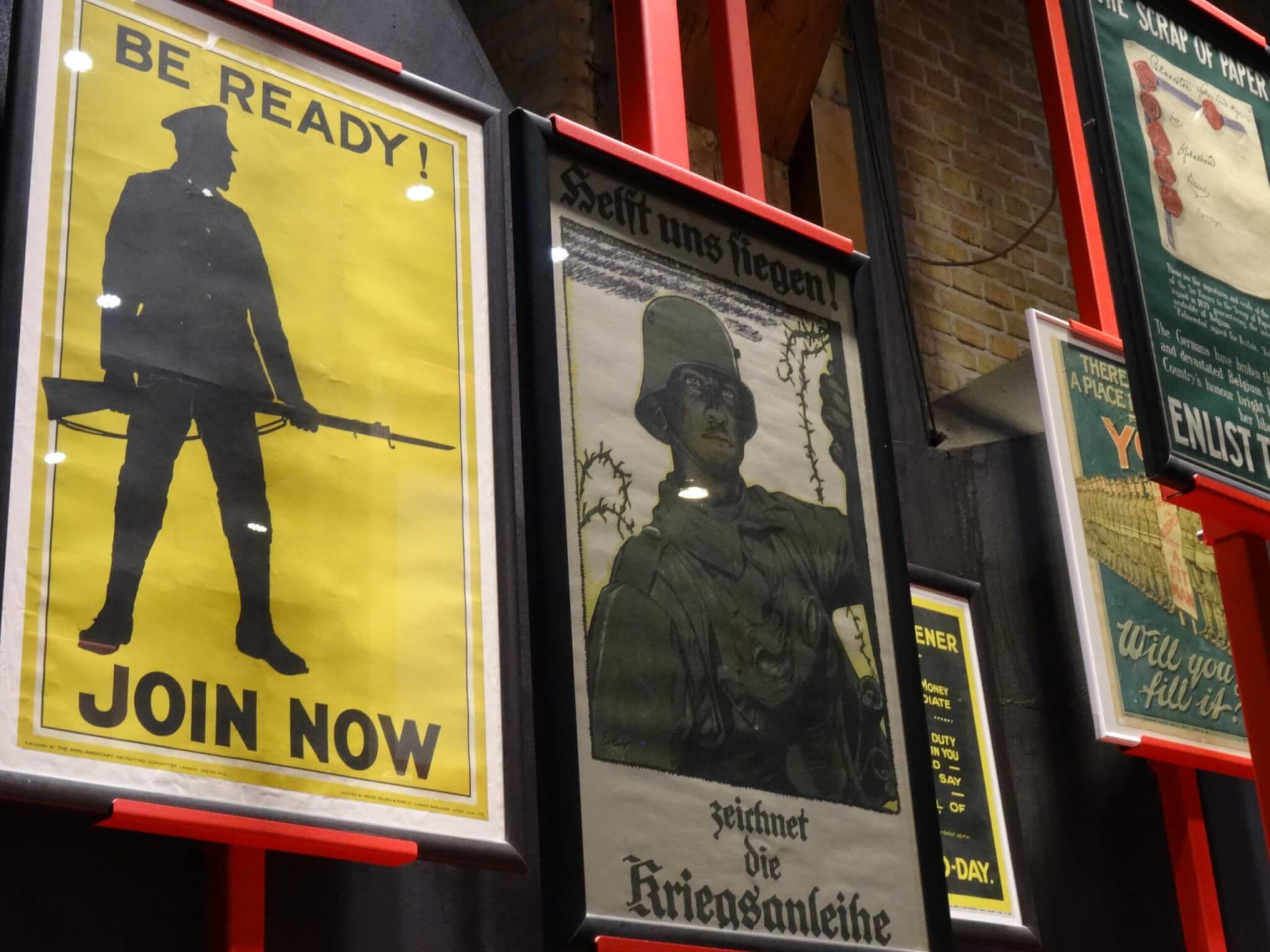 Stoere affiches die mannen voor de oorlog pogen te werven