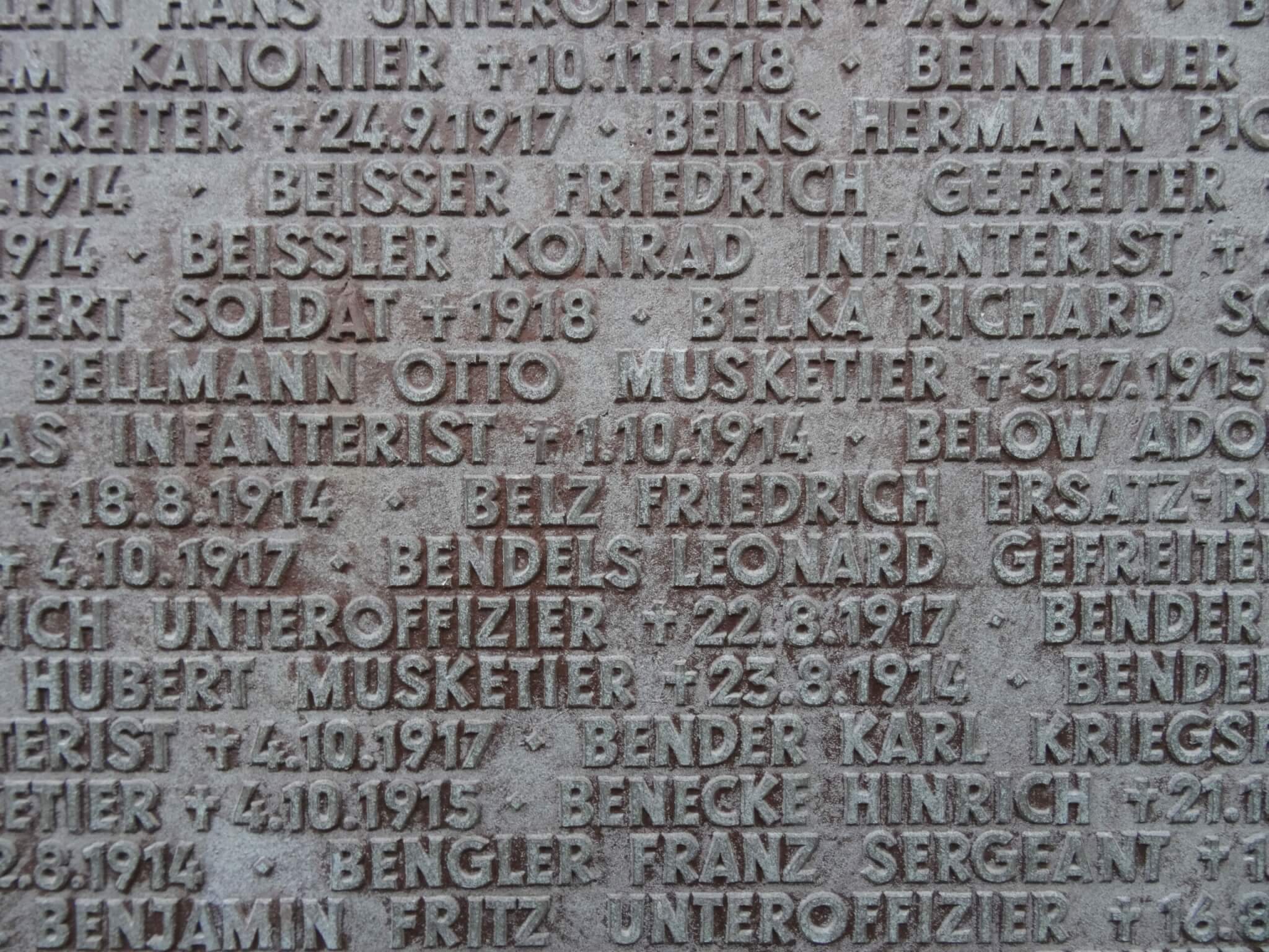 Namen van Duitse slachtoffers op een grijsgrauwe steen op Studentenfriedhof Langemark